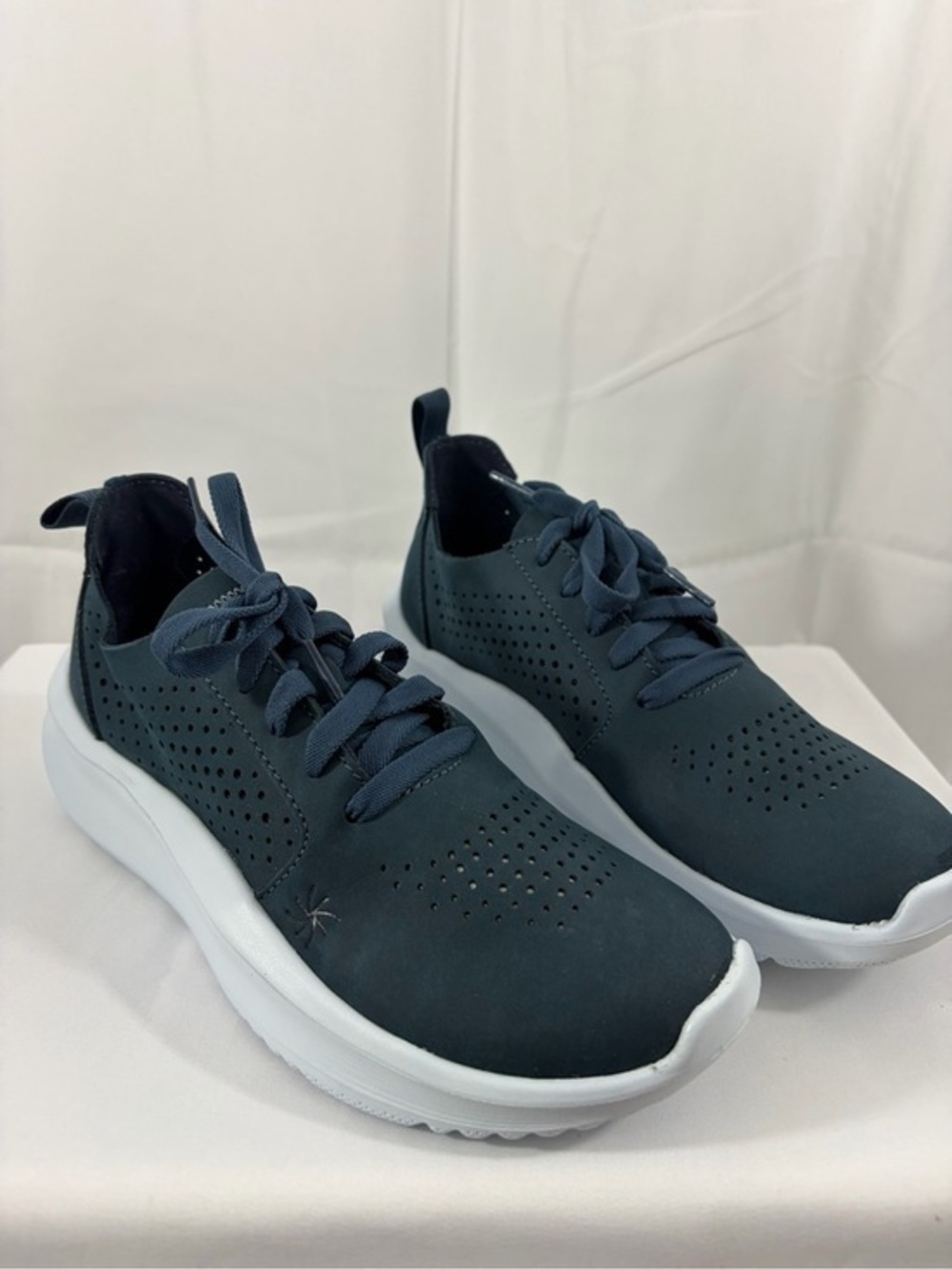 NWT Clarks Women’s Size 6.5 Navy Athletic Casual Sneakers